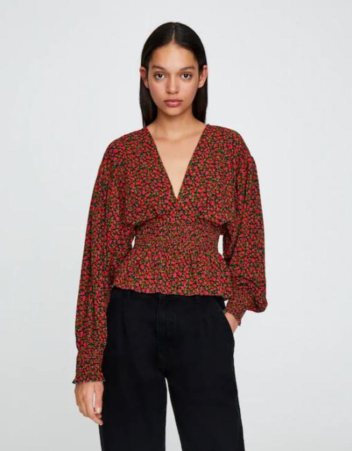 Blusa de flores en color rojo con goma en la cintura, rebajada de 19,99 a 9,99 euros.