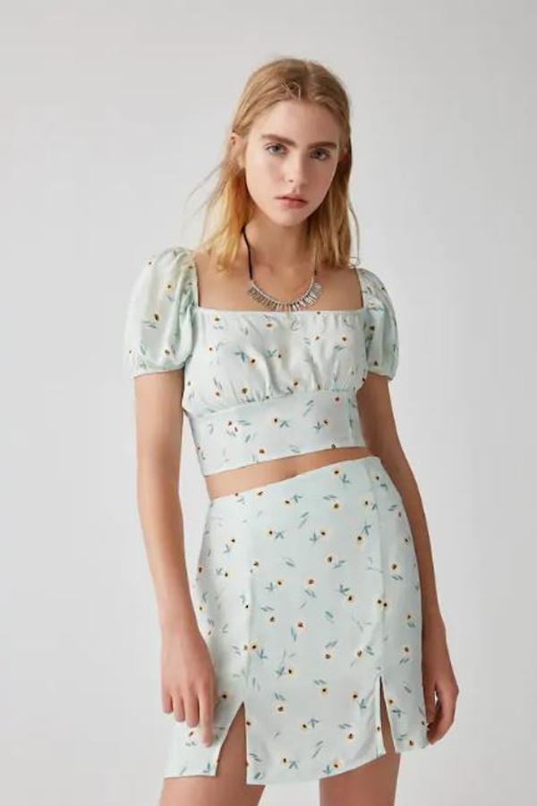 Top cropped de flores en color aguamarina, rebajado de 15,99 a 12,99 euros.