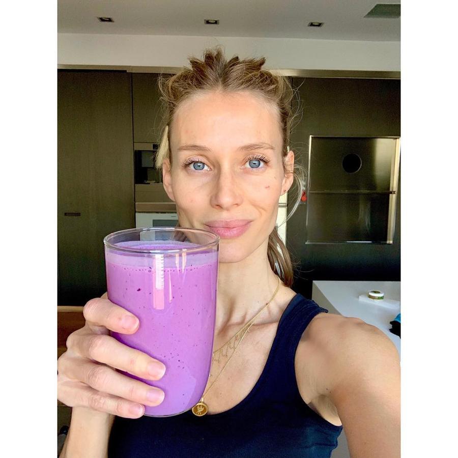 El batido de Vanesa Lorenzo además de super nutritivo y antioxiddante, también está delicioso. La modelo, escribía en el post donde compartía la receta: "Batido de Kéfir, plátano, arándanos y proteína vegetal en polvo después de una práctica de yoga #Mysore, que consiste en una auto práctica de Ashtanga Vinyasa que suelo hacer en casa en solitario", demostrando que el yoga es una de sus formas favoritas de comenzar el día.
