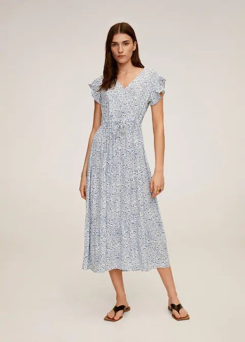 Vestido estampado con escote a pico de Mango. (39,99 euros).