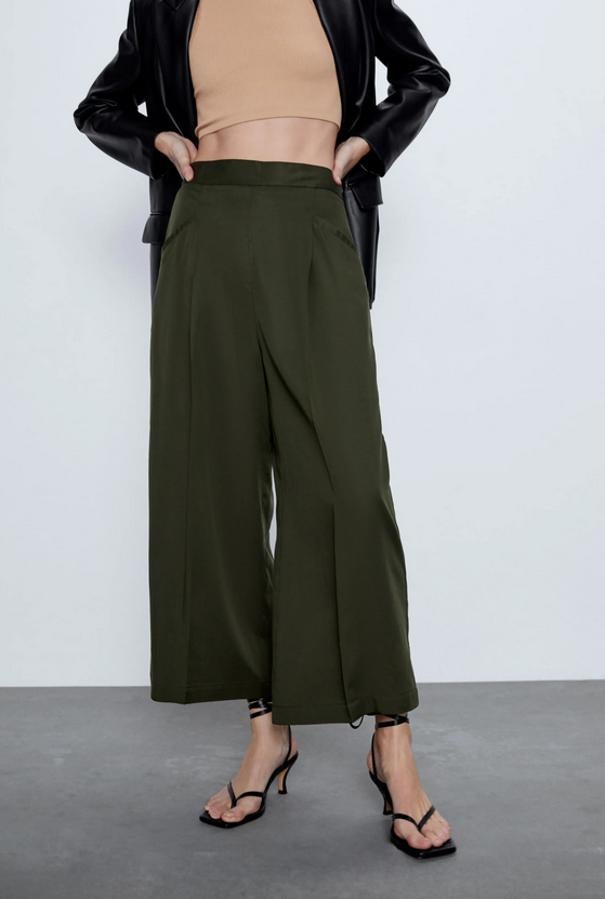 Con detalle de pliegues en el frontal y pernera ancha, Zara ha lanzado estos pantalones en color caqui con bolsillos laterales y cremallera oculta en la costura. Costaban 25,95 euros y ahora podemos comprarlo por 15,99 euros entre las tallas XS y L.