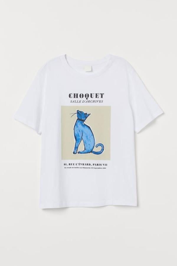 Camiseta en punto de algodón suave con motivo estampado. Hombros ligeramente caídos y cuello en punto elástico de canalé (H&M, 9,99 euros).