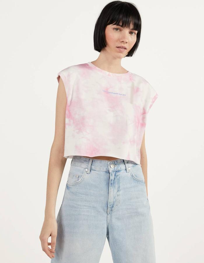 Camiseta cropped con un estampado tie-dye de color rosa de Bershka (17,99 euros).