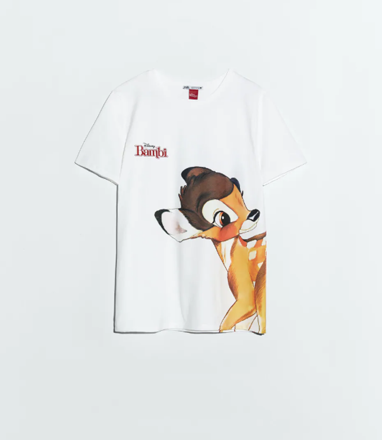 Camiseta de cuello redondo y manga corta, con una estampación lateral de Bambi (Zara, 15,95 euros).