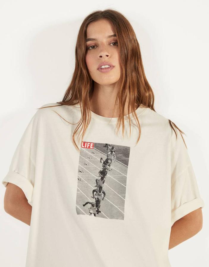 Camiseta oversize en color crema, con una estampación vintage de la revista 'Life' (Beshka, 17,99 euros).
