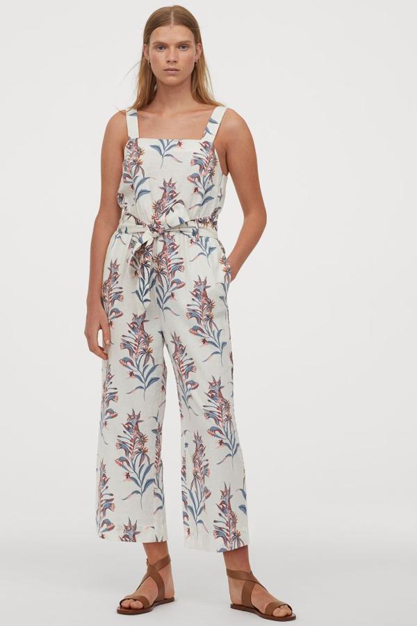 Mono largo de estampado floral con tirantes y escote cuadrado, de H&M(rebajado de 39,99 a 15,99 euros).