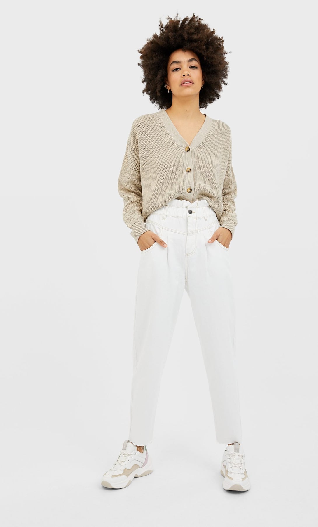 Pantalón blanco crudo de tiro alto tipo slouchy de Stradivarius. Antes: 25,99 euros. Ahora: 15,99 euros.
