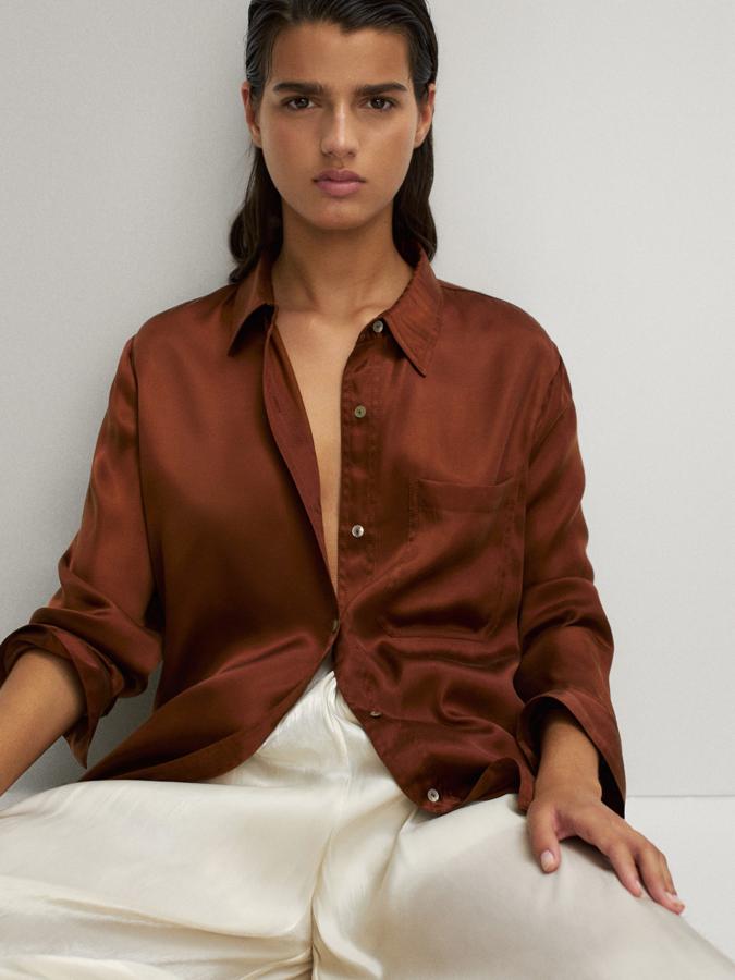 Camisa satina con bolsillo frontal, de las rebajas de Massimo Dutti (39,95 €).