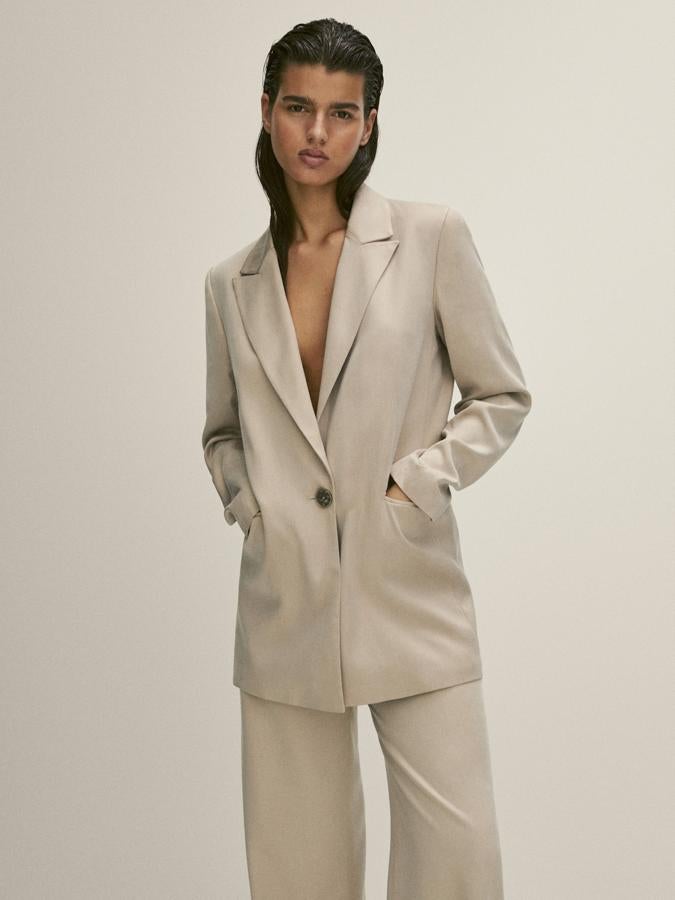 Americana de corte recto, solapas anchas y bolsillos frontales, de las rebajas de Massimo Dutti (99,95 €).