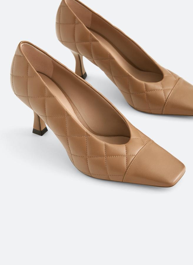 Un básico del zapatero que te puedes poner todo el año son estos zapatos acolchados ne color camel, de las rebajas de Uterqüe (49,95 euros).
