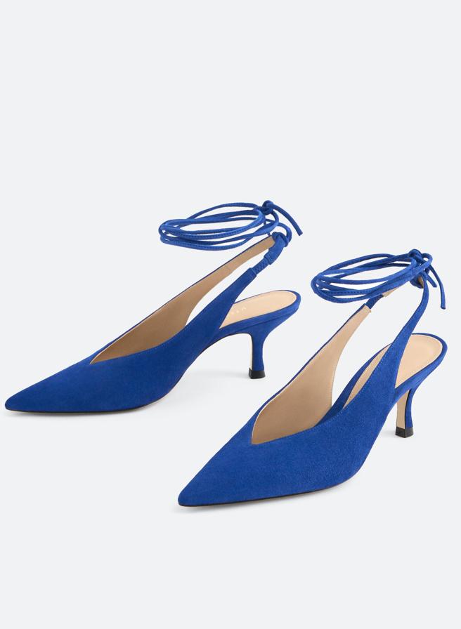 Zapatos azul klein destalonados, con cordones para atar en el tobillo, de las rebajas de Uterqüe (49,95 euros).
