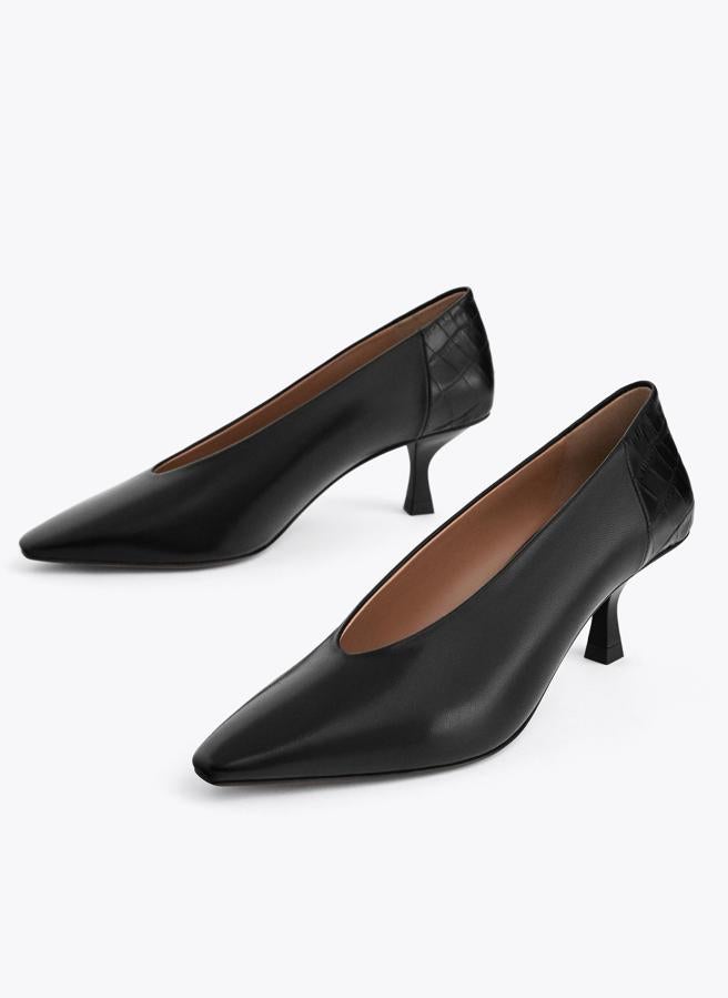 Zapatos de corte clásico, de piel, con detalle de efecto cocodrilo en el talón, de las rebajas de Uterqüe (49,95 euros).