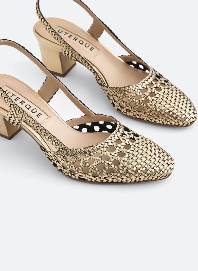 Zapatos de rejilla dorados, con tacón cuadrado, de las rebajas de Uterqüe (49,95 euros).