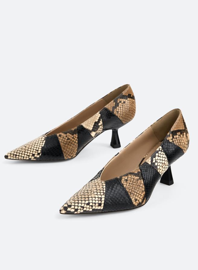 Zapatos de tacón midi, animal print con efecto patchwork, de las rebajas de Uterqüe (49,95 euros).
