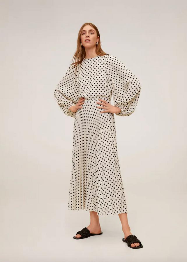 Diseño acampanado con tejido plisado para esta falda blanca de Mango con lunares negros. De 39,99 euros ha pasado a costar 29,99 euros y está disponible entre las tallas XS y XL.