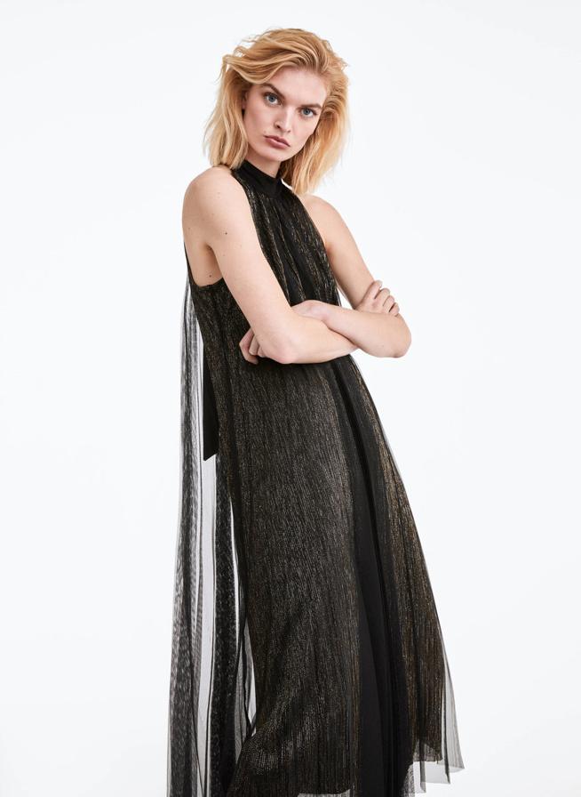Con cuello halter, este vestido negro presenta dos tejidos plisados, uno de tul semitransparente y otro con brillo metalizado. Con cierre trasero con lazada al cuello, costaba 99 euros y ahora podemos comprarlo por 49,95 euros en las tallas S y M.