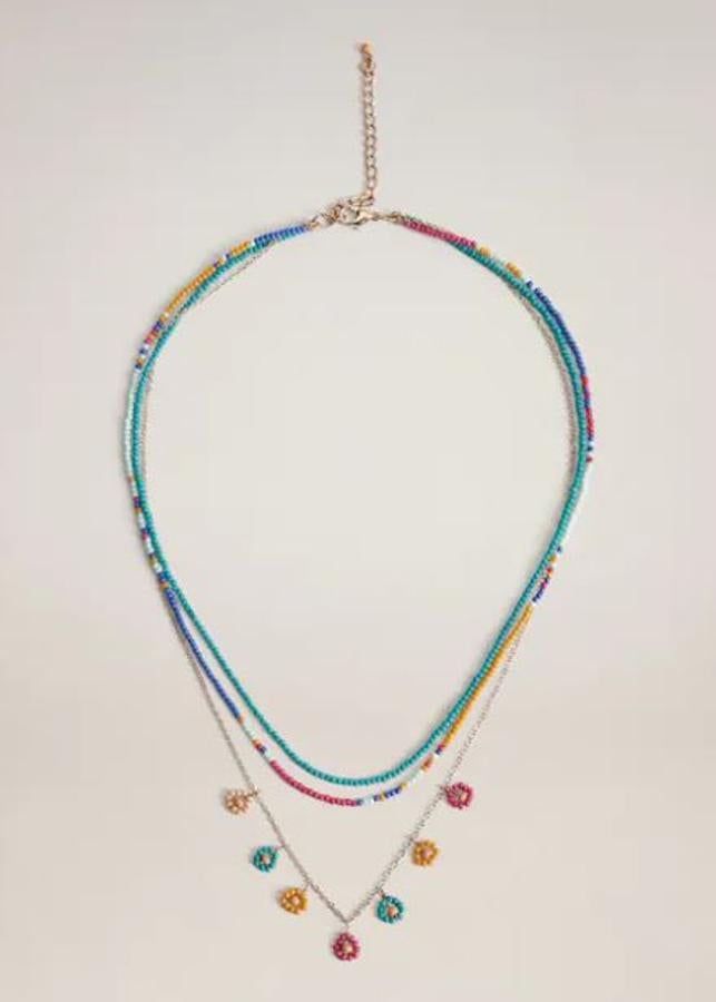 Colla triple con abalorios de colores y detalles de flores hechas con las mismas cuentas, de las rebajas de Mango (7,99 euros).