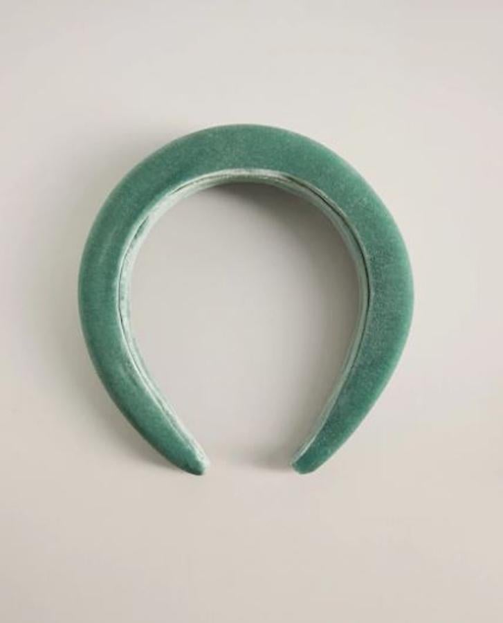 Diadema de terciopelo verde, de las rebajas de Mango (7,49 euros).