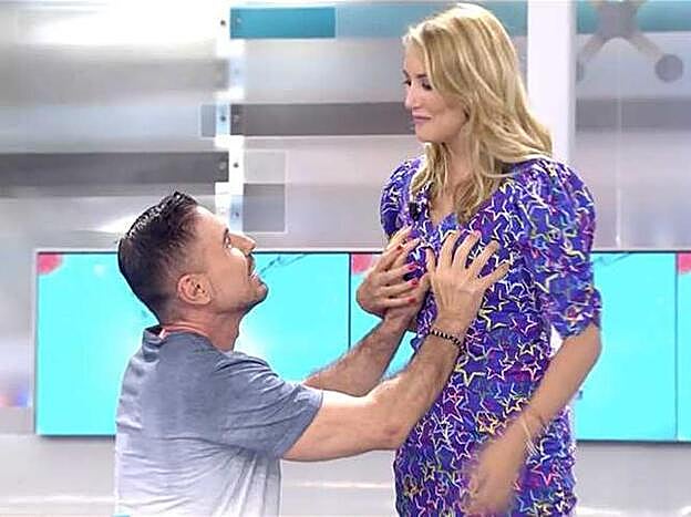 Miguel Ángel Nicolás comprobando que el pecho de Alba es natural.