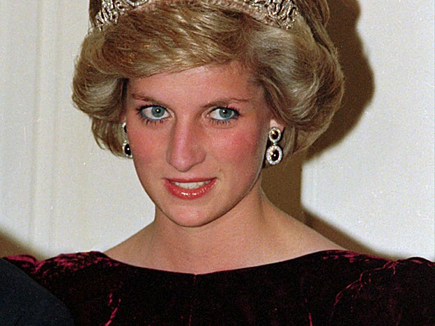 Lady Di se atrevió con el lapiz de ojos color azul incluso para asistir alguna cena de gala.