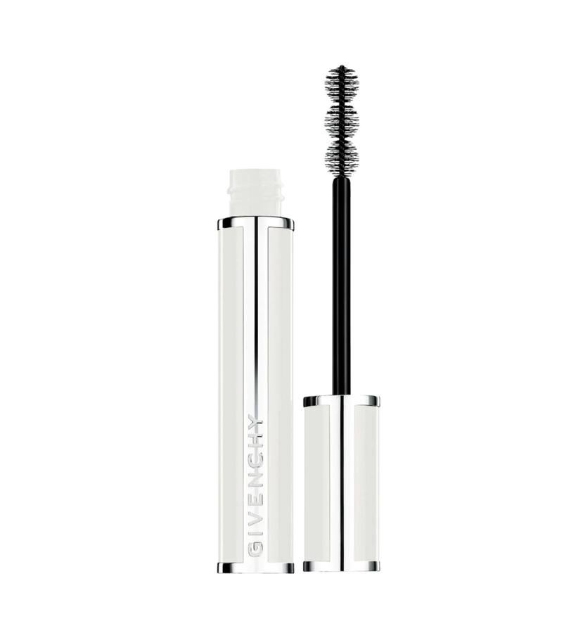 Su fórmula, con bajo contenido en agua y enriquecida con poliestirenos, resiste al agua y a las emociones fuertes. Su cepillo con tres esferas espesa, riza y alarga.  Noir Couture Waterproof de Givenchy  (34,95 €).