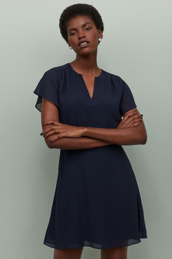 El little black dress también tiene su versión verano 2020 en las rebajas de H&M (17,99 euros).
