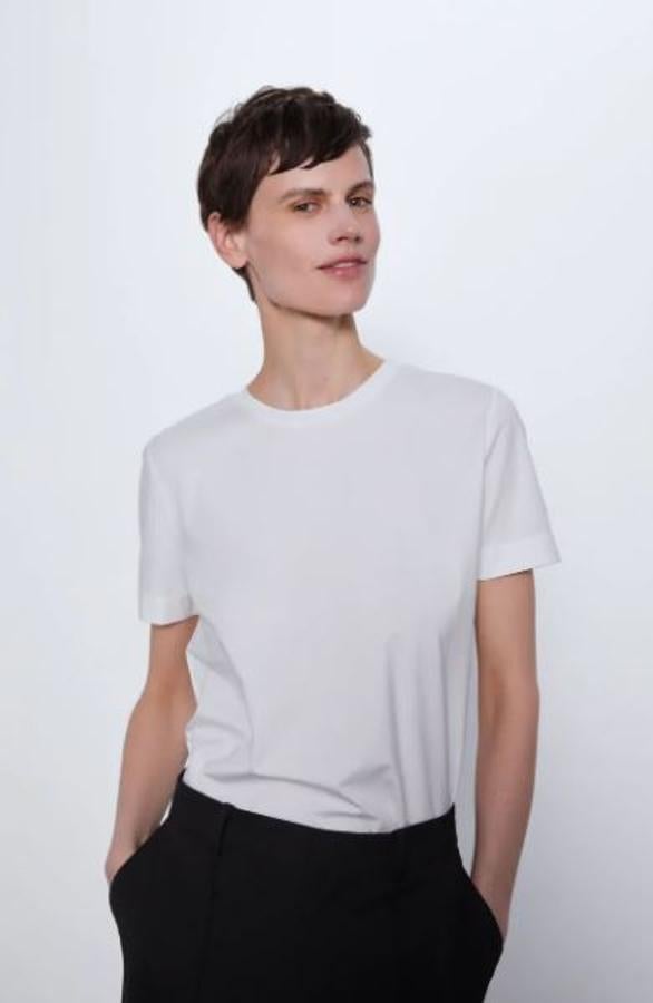 Camiseta blanca básica de algodón, de las rebajas de Zara (7,99 euros).