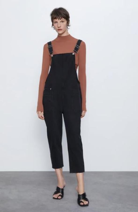 Peto vaquero negro de corte tobillero, de las rebajas de Zara (29,99 euros).