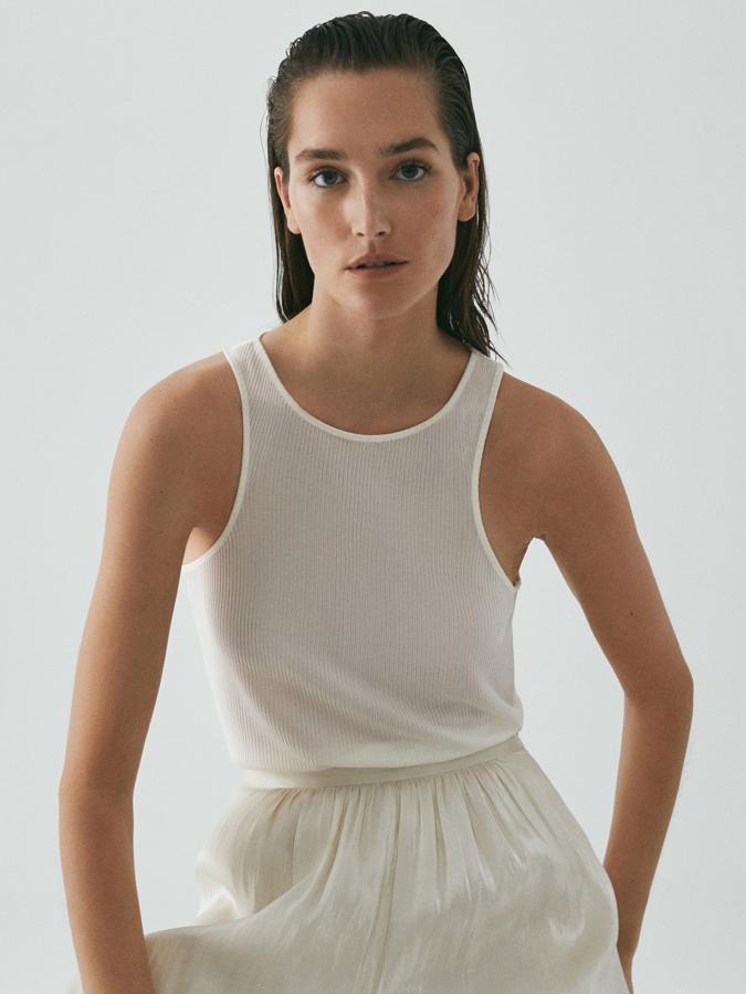 Camiseta básica de canalé con espalda de nadador, de las rebajas de Massimo Dutti (19,95 euros).