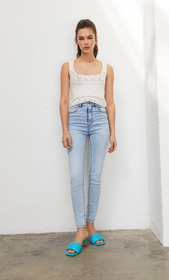 Vaqueros skinny en denim lavado, de las rebajas de Stradivarius (12,99 euros).