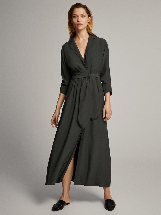 Vestido camisero en verde oscuro, con cinturón del mismo tejido, de las rebajas de Massimo Dutti (59,95 euros).