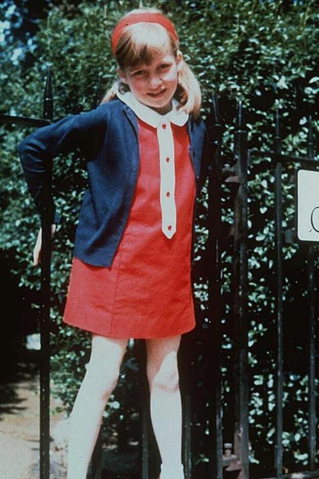 Una jovencísima Diana Spencer, fotografiada en el jardín de su casa a los ocho años.