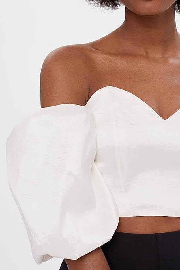 Lo que hace especial a este top de Bershjka, además del escote corazón, son sus mangas abullonadas y su precio: 22,99 euros.