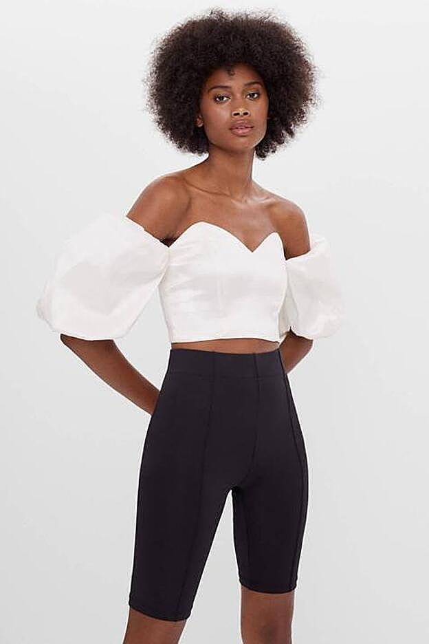 Top de raso con escote corazón y mangas abullonadas, de la neuva colección de Bershka.