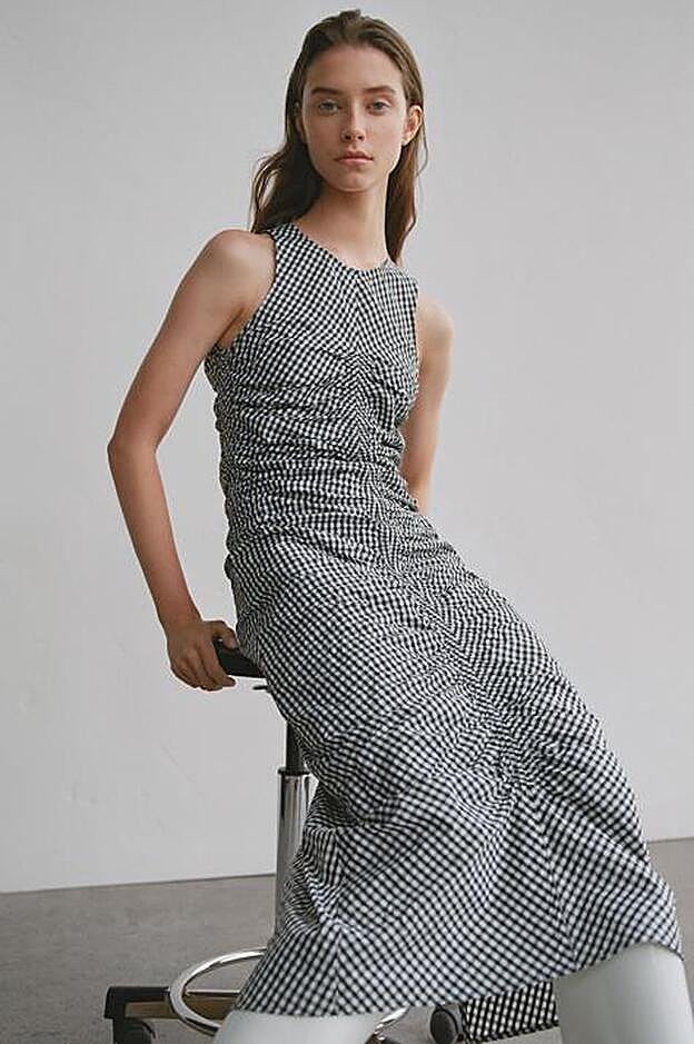 Vestido fruncido de cuadros vichy, de las rebajas de Zara.
