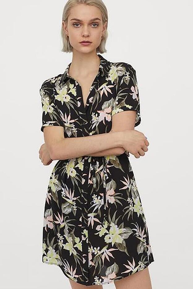 El clásico camisero con estampado tropical está a punto de agotarse en H&M.