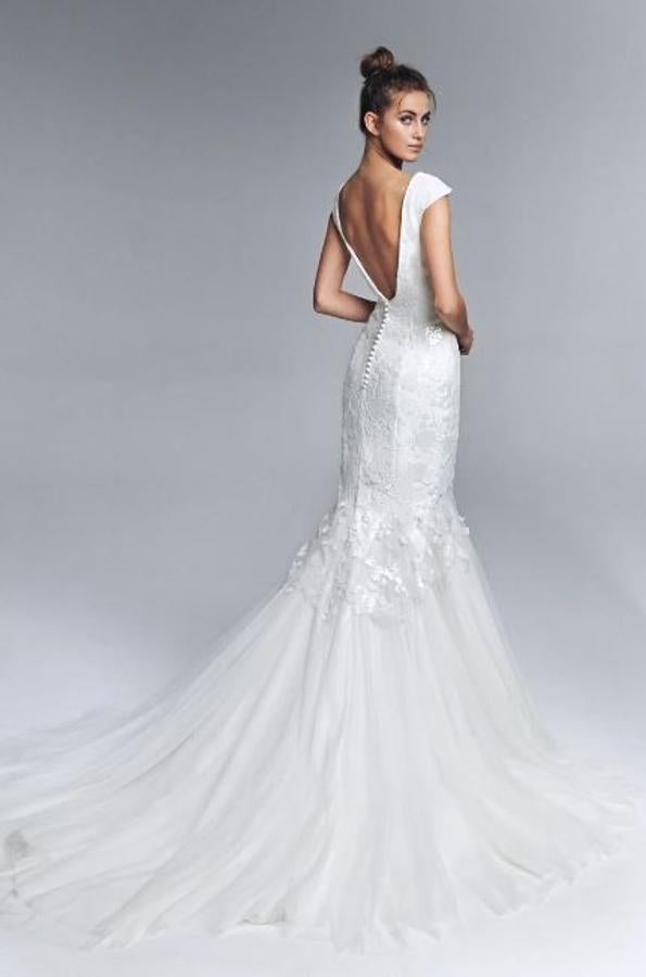 Vestido de novia realizado en crepe velado con red bordada floral de lentejuelas. Escote corazón con manga corta y falda realizada en tul seda. Escote espalda en V profundo. Rebajado de 1.790 a 716 euros.