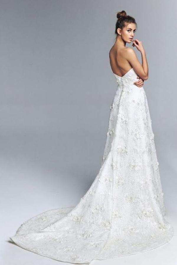 Vestido de novia palabra de honor con falda evasé y cola, corte en cintura realizada en encaje con bordados de flores y perlas. Rebajado de 3.750 a 1.500 euros.