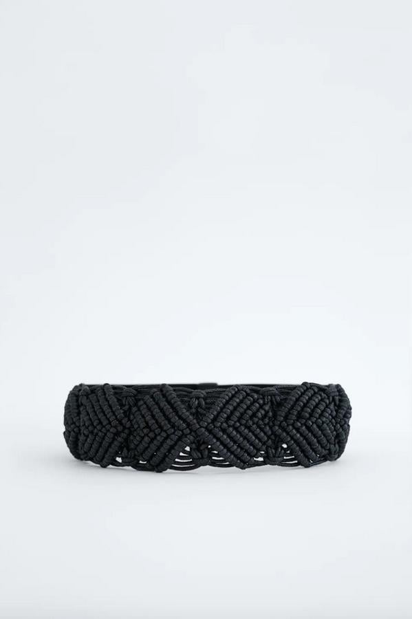 Con cierre de botones a presión, este cinturón crochet elástico en color negro es de Zara y cuesta 17,95 euros. Está disponible en las tallas 80 y 85.