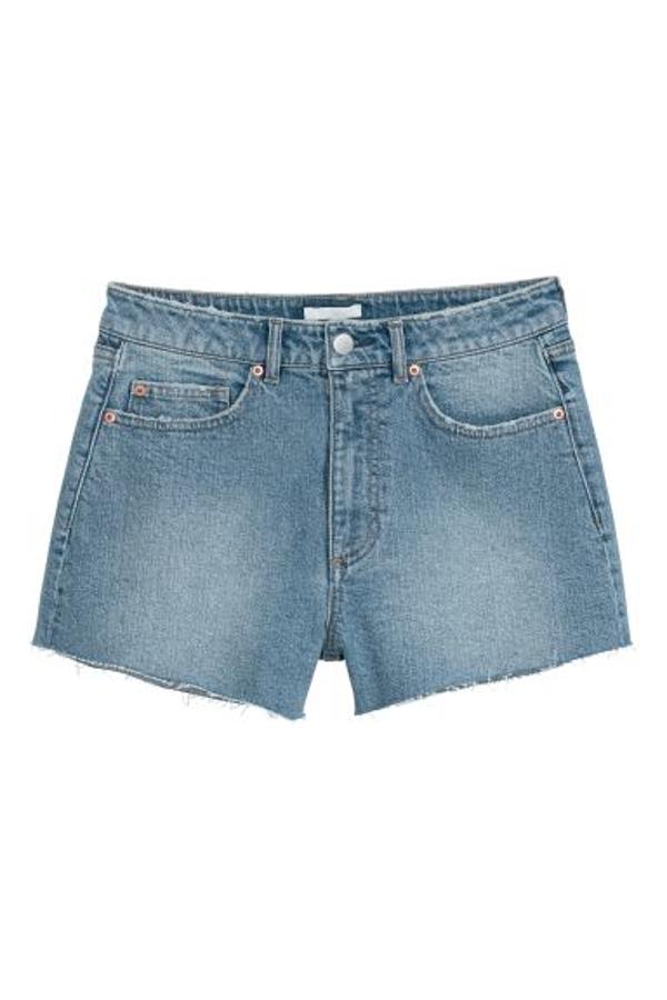 En denim elástico con detalles desgastados en azul claro, estos shorts de H&M vienen con los bajos sin rematar y cinco bolsillos. De 24,99 euros ha pasado a 12,99 euros y está disponible en las tallas 32, 34, 36 y 38.