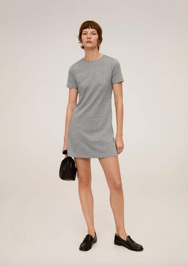 Estampado de pata de gallo en versión minimalista para este vestido mini con cuello redondo y manga corta. De 15,99 euros ha pasado a 9,99 euros y está disponible en las tallas L y XL.