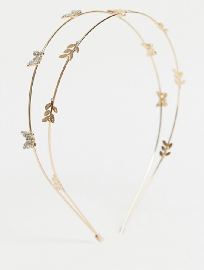 Las diademas son el accesorio perfecto para lograr un peinado pulido en tiempo record. Este diseño dorado con doble hilera y con mariposas y hojas de strass es el toque de brillo que sí te puedes permitir (Asos Design, 10,49 euros).