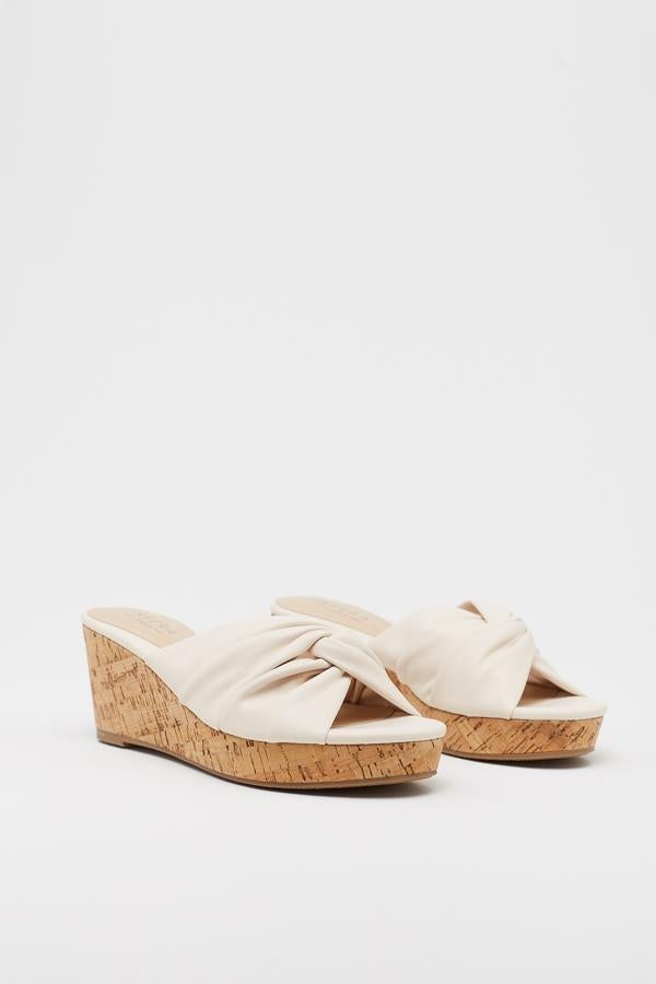 Probablemente no existe un diseño más setentero que este: cuñas de tamaño mediano. Estas sandalias de Sfera son maravillosas por su tono retro y su comodidad: no te las vas a quitar en todo el verano (19,99 euros).