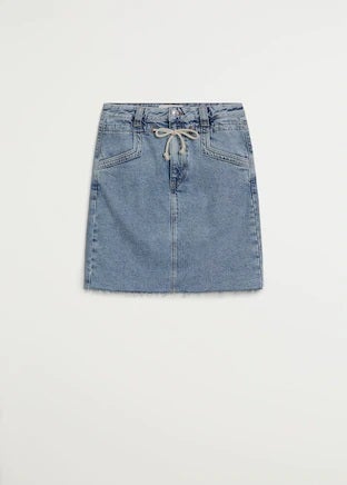 Falda mini de tiro alto con cinturón ajustable de cuerda. La prueba de que los pequeños detalles marcan la diferencia. De Mango por 29,99 euros.