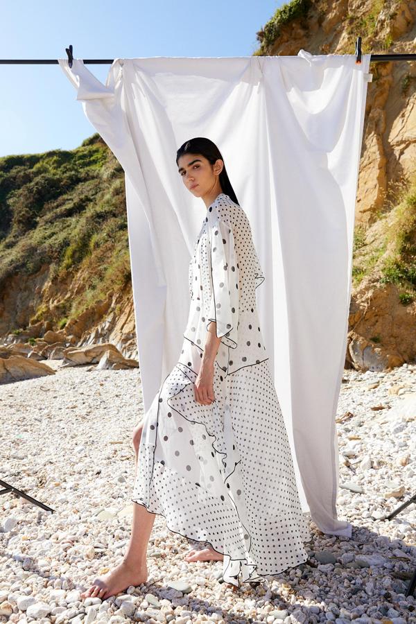 Vestido largo de gasa, con diferentes estampados de lunares en blanco y negro, de la nueva colección de Sfera (59,99 euros).