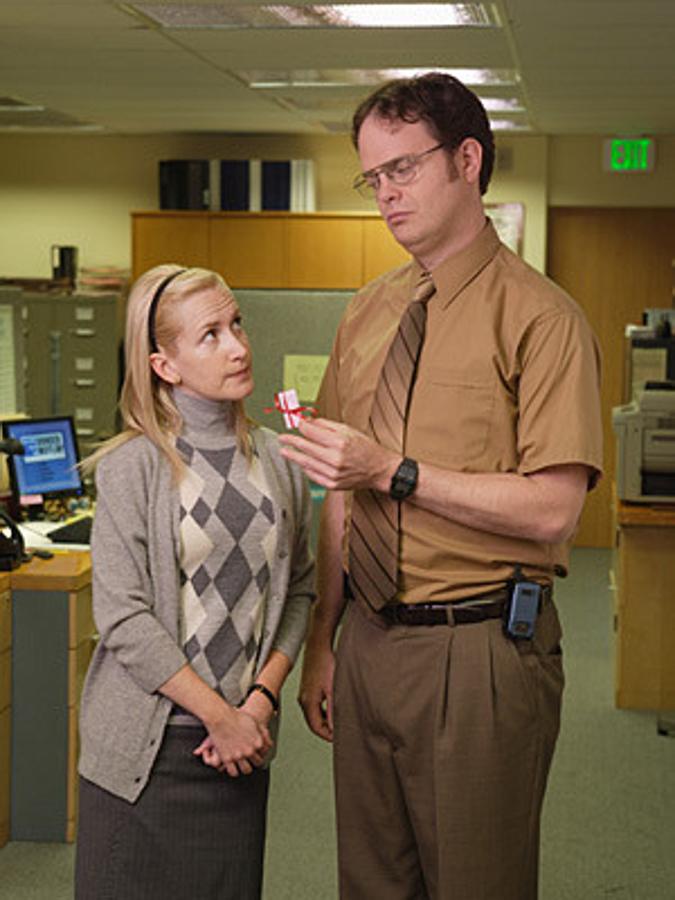 En la temporada final, Angela le dice a Dwight que él es el padre de su bebé; pero Dwight ya se había hecho un test genético que descartaba esa posibilidad. ¿Mentiras o fallos de guion?
