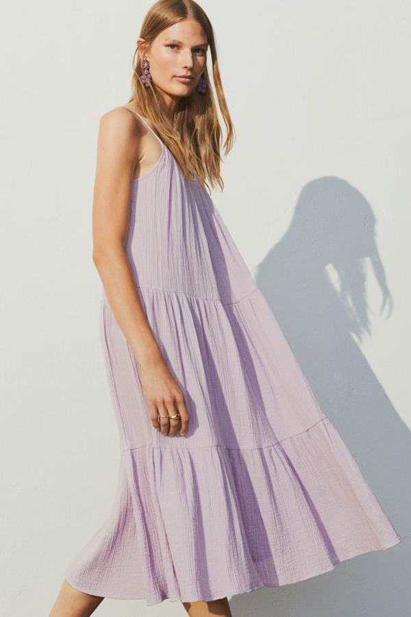 Diseño midi en doble capa de algodón con efecto arrugado para este vestido con cuello redondo, tirantes finos ajustables y costuras fruncidas en cadera y rodillas para un toque extra de volumen. Tiene un precio de 24,99 euros y está disponible entre las tallas S y XXL.