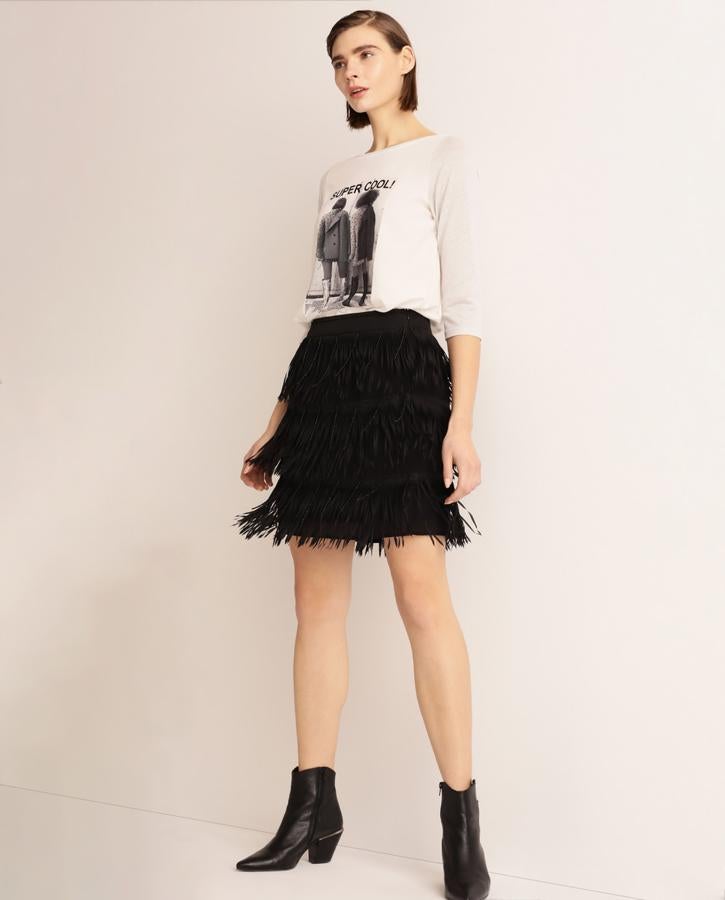 Minifalda negra con flecos, de Elogy en El Corte Inglés (27,99 €).