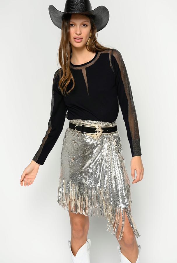 Falda pareo de lentejuelas plateadas y flecos, de Pinko (148 €).