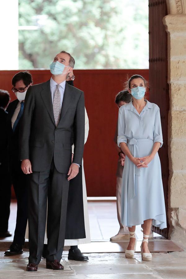 La reina Letizia ha vuelto a repetir vestido en su visita a Tarragona y, de nuevo, ha sido de corte camisero, uno de sus favoritos. En este caso, de la firma Pedro del Hierro, que ya llevó el año pasado en su visita a Mozambique.